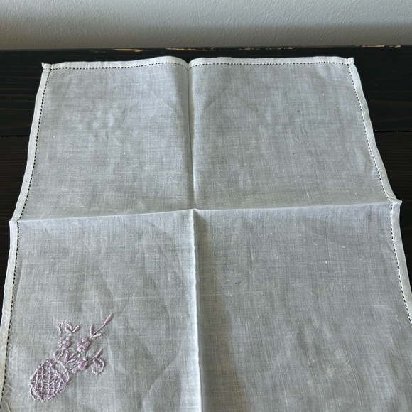Vintage hand embroidered hankies - Picture 5 of 9